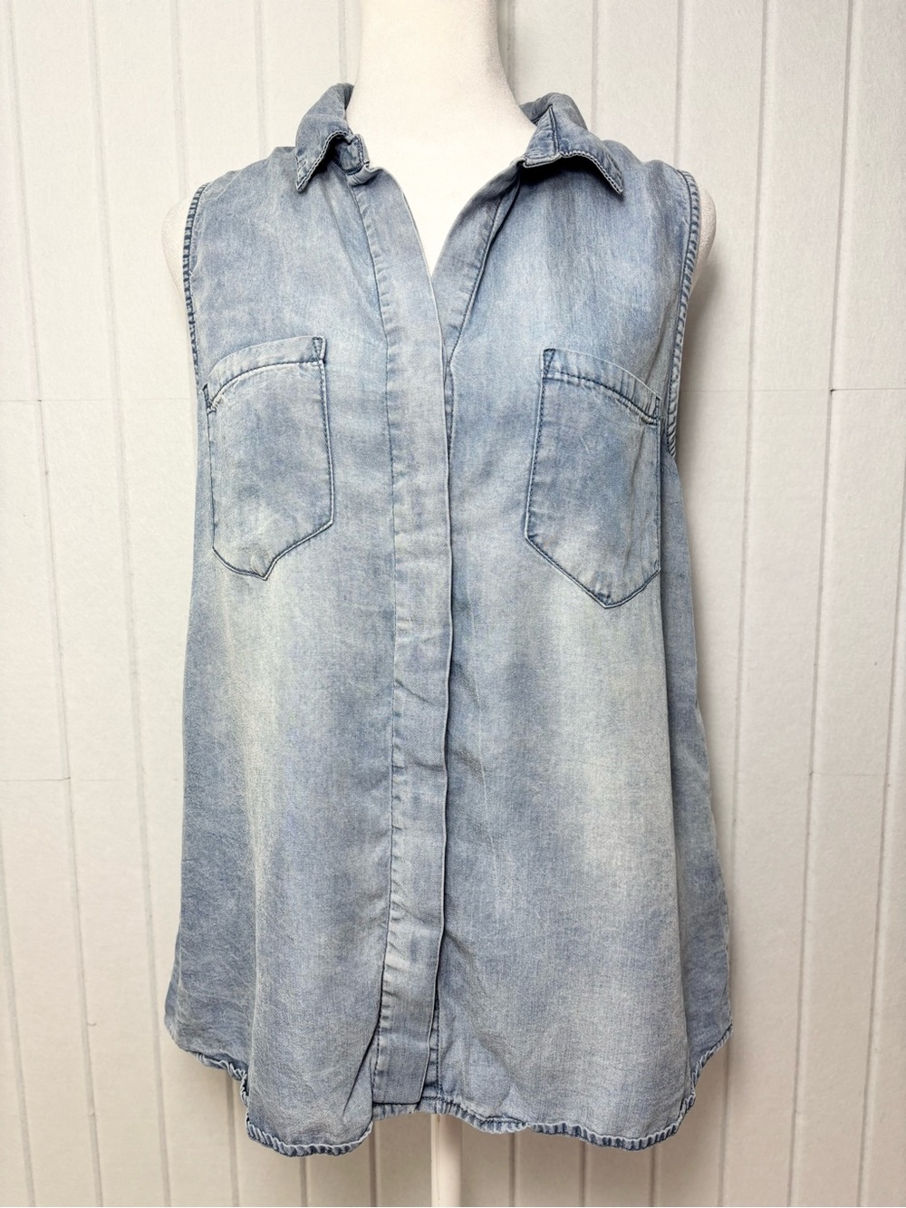 Harper Light Blue Sleeveless Denim Button-Down Sleeveless top Size S